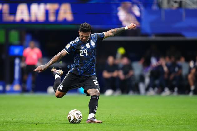 England v Argentina - FIFA World Cup, WM, Weltmeisterschaft, Fussball 2026 - Semi Finals ATLANTA, GEORGIA - JULY 15: Enzo Fernandez of Argentina kicks the ball during the 2026 FIFA World Cup semifinal match between England and Argentina at Atlanta Stadium in Atlanta, Georgia, United States, on July 15, 2026. Jose Hernandez Anadolu Georgia United States. Editorial use only. Please get in touch for any other usage. Copyright: x2026xAnadoluxJosexHernandezx