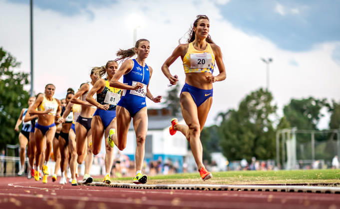 Sport Themen der Woche KW29 Abendsportfest Pfungstadt; Pfungstadt, 15.07.2026 Im Fokus: Verena Meisl (GER TV Wattenscheid 01) unterwegs im 1500m-Lauf, vor ihr in der Unschärfe ist Tempomacherin Lara Tortell (GER Athletics Team Karben) zu sehen; Abendsportfest Pfungstadt am 15.07.2026 im TSV-Stadion in Pfungstadt (Hessen). Copyright: xBEAUTIFULxSPORTS R.xSchmittx