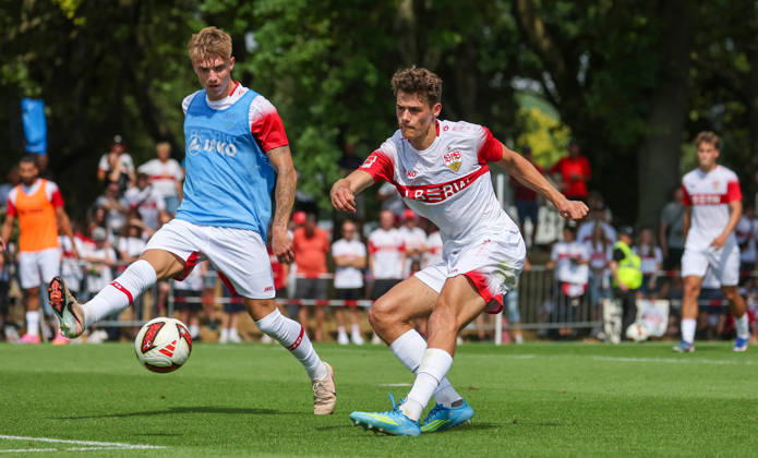 2026.07.16, Deutschland, Stuttgart, Fußball VfB Stuttgart Trainingsauftakt, v.l. Finn Jeltsch, Chema Andres