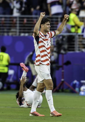 World Cup 2026: USA Vs Bosnia JUL 01 July 01 2026 United States of America midfielder Giovanni Reyna (7)reacts to the fans after a win after the FIFA World Cup, WM, Weltmeisterschaft, Fussball game between USA and Bosnia Herzegovina. Thurman James CSM (Credit Image: Â Thurman James Cal Media) Santa Clara Ca USA EDITORIAL USE ONLY Copyright: xx ZUMA-20260701_zma_c04_190.jpg ThurmanxJamesx csmphotothree502299