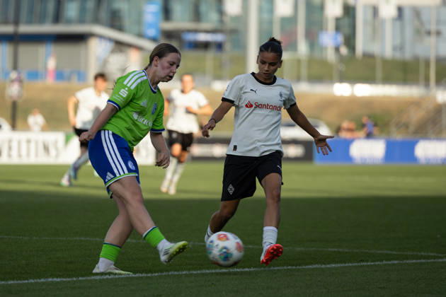 Fußball I Frauen I Testspiel I FC Schalke 04 - Borussia Mönchengladbach I 16.07.2026 Mariella Münster (17, FC Schalke 04) Alina Abdii (11, Borussia Mönchengladbach) Gelsenkirchen Am Parkstadion Nordrhein-Westfalen Deutschland Copyright: xLobeca CedricxSiefkerx