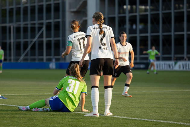 Fußball I Frauen I Testspiel I FC Schalke 04 - Borussia Mönchengladbach I 16.07.2026 Yvonne Zielinski (17, Borussia Mönchengladbach) Miriam Arici (2, Borussia Mönchengladbach) Maike Berentzen (31, FC Schalke 04) Gelsenkirchen Am Parkstadion Nordrhein-Westfalen Deutschland Copyright: xLobeca CedricxSiefkerx