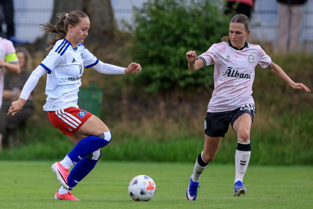 v.li.: Camilla Linberg (Hamburger SV, HSV, 7) und Sofie Thrige (Odense BK, 20) im Zweikampf, Duell, Dynamik, Aktion, Action, Spielszene, 18.07.2026, Norderstedt (Deutschland), Fussball, Testspiel Frauen, Hamburger SV - Odense BK