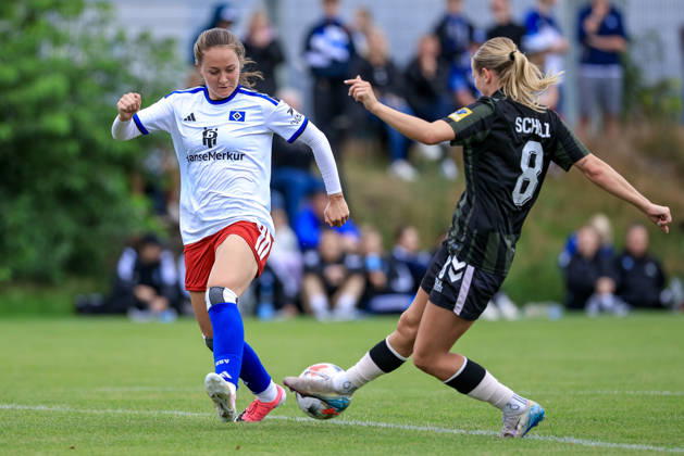 v.li.: Camilla Linberg (Hamburger SV, HSV, 7) und Carla Schulz (Odense BK, 8) im Zweikampf, Duell, Dynamik, Aktion, Action, Spielszene, 18.07.2026, Norderstedt (Deutschland), Fussball, Testspiel Frauen, Hamburger SV - Odense BK