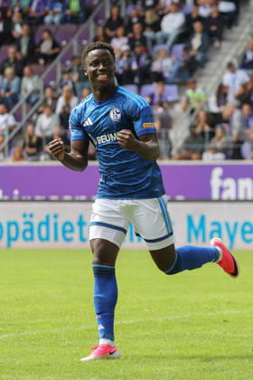 19.07.2026, xtgx, Fussball Testspiel, FC Erzgebirge Aue - FC Schalke 04 emspor, v.l. Christian Gomis (Schalke, 7) Jubel, Torjubel, jubelt ueber das Tor, celebrate the goal, celebration (DFL DFB REGULATIONS PROHIBIT ANY USE OF PHOTOGRAPHS as IMAGE SEQUENCES and or QUASI-VIDEO) Aue
