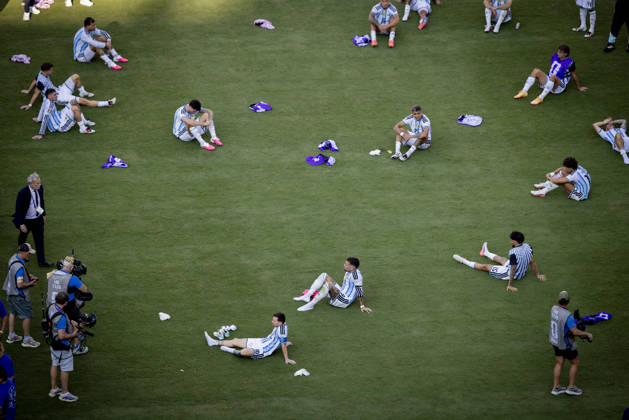 Sport Themen der Woche KW29 Sport Bilder des Tages #2 New York, USA 19th Jul 2026. Lionel Messi (ARG) and his team-mates are sitting on the pitch, looking disappointed Spain - Argentina World Cup Final Spanien - Argentinien 19.07.2026