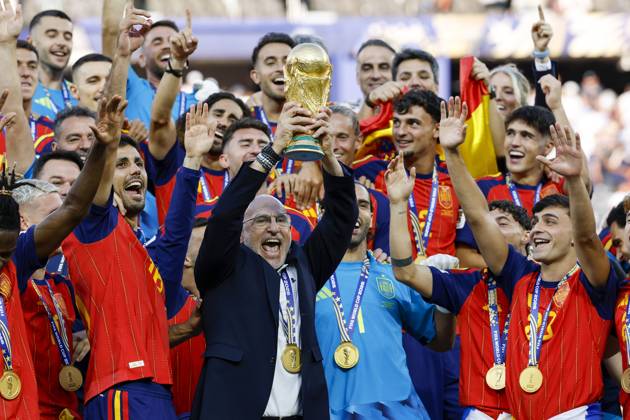 Sport Themen der Woche KW29 Sport Bilder des Tages #2 EAST RUTHERFORD, NEW JERSEY - Spain manager Luis de la Fuente with the World Cup trophy, FIFA World Cup, WM, Weltmeisterschaft, Fussball Trophy, after the 2026 FIFA World Cup final between Spain and Argentina at the New York New Jersey Stadium on July 19, 2026, in East Rutherford, New Jersey, United States. MAURICE VAN STEEN ANP World Cup Soccer 2026 xVIxANPxSportx xMauricexvanxSteenxIVx 563901424 originalFilename: 563901424.jpg