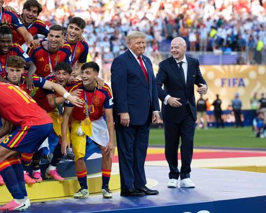 US-Praesident Donald J Trump und FIFA-Praesident Gianni Infantino stehen seitlich der Buehne, waehrend Spaniens Spieler nach dem Spiel feiern. USA, FIFA Weltmeisterschaft Finale, Spanien vs Argentinien, East Rutherford, 19.07.2026 FIFA Weltmeisterschaft Finale, Spanien vs Argentinien, East Rutherford, 19.07.2026 East Rutherford Copyright: xEibner-Pressefoto ScottxColemanx EP_SCN