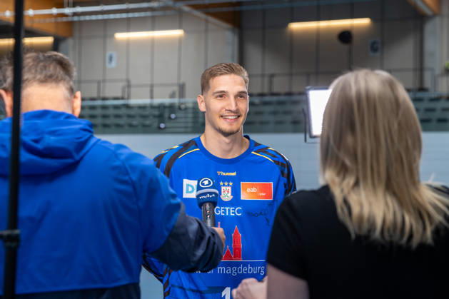 20.07.2026, xgox, Handball - Opel HBL SC Magdeburg - Fototermin Saison 2026 27 emspor, v.l. Dominik Kuzmanovic (Magdeburg, 1) im Interview Magdeburg