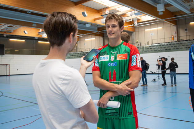 20.07.2026, xgox, Handball - Opel HBL SC Magdeburg - Fototermin Saison 2026 27 emspor, v.l. Oskar Vind Rasmussen (Magdeburg, 9) im Interview Magdeburg