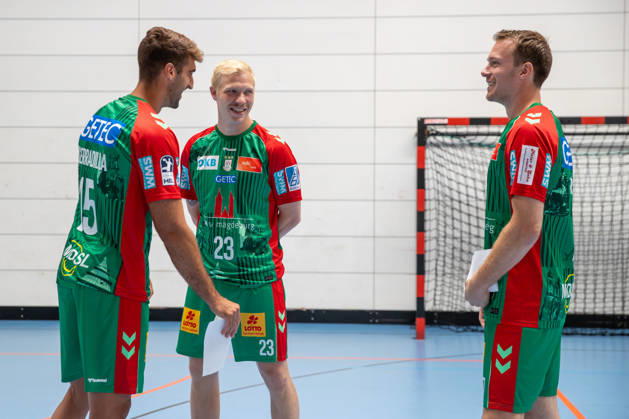 20.07.2026, xgox, Handball - Opel HBL SC Magdeburg - Fototermin Saison 2026 27 emspor, v.l. Antonio Serradilla (Magdeburg, 15), Magnus Saugstrup (Magdeburg, 23), Felix Claar (Magdeburg, 7) Magdeburg