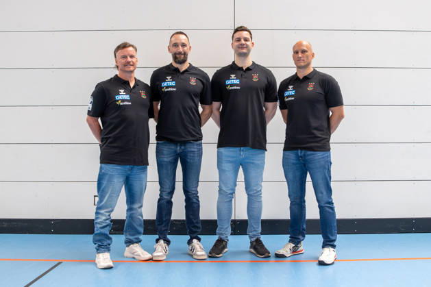 20.07.2026, xgox, Handball - Opel HBL SC Magdeburg - Fototermin Saison 2026 27 emspor, v.l. Physiotherapeut Matthias Friedrich, Steffen Mantai, Philip Zachert, Athletiktrainer Daniel Müller Magdeburg