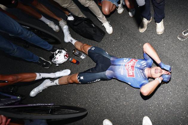 Tour de France 2026 Stage 17 VOIRON, FRANCE - JULY 22 : Philipsen Jasper (BEL) of Alpecin - Premier Tech celebrates the victory after stage 17 of the 113rd edition of Tour de France an UCI World Tour 2.UWT cycling road race stage for Men Elite of 175 km with start in Chambery and finish in Voiron on July 22, 2026 in Voiron, France, 22 07 2026 ( Motordriver Kurt Vandenborre - Voiron France  Copyright: xLucaxBettinix