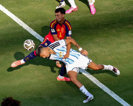 July 19, 2026, East Rutherford, New Jersey, USA: Spain midfielder MARTIN ZUBIMENDI (18) holds Argentina defender FACUNDO MEDINA (25) while they go for the ball during the 2026 FIFA World Cup, WM, Weltmeisterschaft, Fussball Final match between Spain and Argentina at MetLife Stadium in East Rutherford, NJ FIFA World Cup Final 2026: Spain 1:0 Argentina  - ZUMAr225 20260719_zsp_r225_195 Copyright: xScottxRausenbergerx