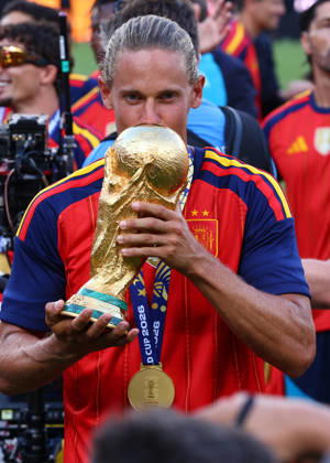 New Jersey, USA, 19th July 2026. Marcos Llorente of Spain celebrates with the trophy after the Spain vs Argentina FIFA World Cup, WM, Weltmeisterschaft, Fussball final match at the Metlife Stadium, New Jersey. Picture credit should read: Paul Terry Sportimage EDITORIAL USE ONLY. No use with unauthorised audio, video, data, fixture lists, club league logos or live services. Online in-match use limited to 120 images, no video emulation. No use in betting, games or single club league player publications. SPI_512_PT_Spain_Argentina SPI-4862-0511