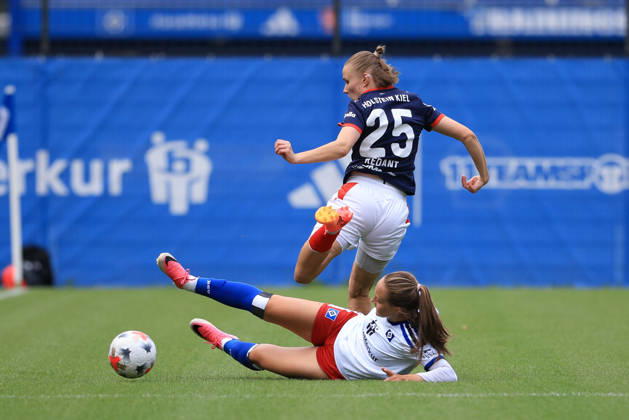 v.li.: Camilla Linberg (Hamburger SV, HSV, 7) und Alia Redant (Holstein Kiel, 25) im Zweikampf, Duell, Dynamik, Aktion, Action, Spielszene, 22.07.2026, Hamburg (Deutschland), Fussball, Testspiel Frauen, Hamburger SV - Holstein Kiel