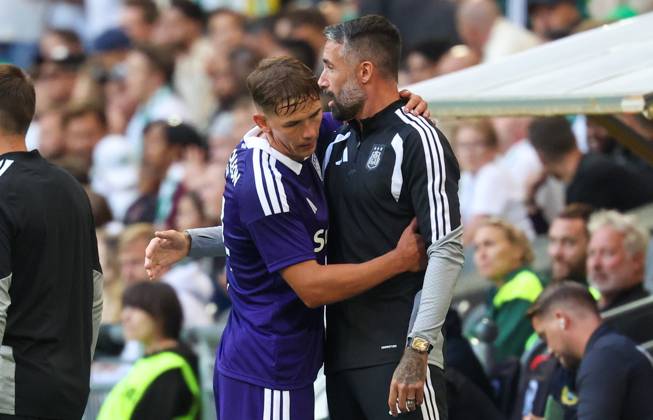 Anderlecht s Danylo Sikan and Anderlecht s assistant coach Jeremy Taravel pictured during a soccer game between Swedish Hammarby IF and Belgian RSC Anderlecht, Thursday 23 July 2026 in Stockholm, Sweden, the first leg of the second qualifying round for the UEFA Europa League. VIRGINIExLEFOUR x181869969x