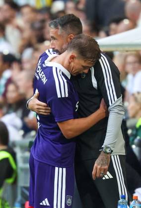Anderlecht s Danylo Sikan and Anderlecht s assistant coach Jeremy Taravel pictured during a soccer game between Swedish Hammarby IF and Belgian RSC Anderlecht, Thursday 23 July 2026 in Stockholm, Sweden, the first leg of the second qualifying round for the UEFA Europa League. VIRGINIExLEFOUR x181869970x