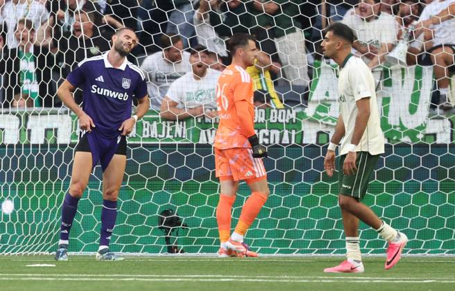Anderlecht s Leo Petrot and Anderlecht s goalkeeper Colin Coosemans look dejected during a soccer game between Swedish Hammarby IF and Belgian RSC Anderlecht, Thursday 23 July 2026 in Stockholm, Sweden, the first leg of the second qualifying round for the UEFA Europa League. VIRGINIExLEFOUR  x181870476x