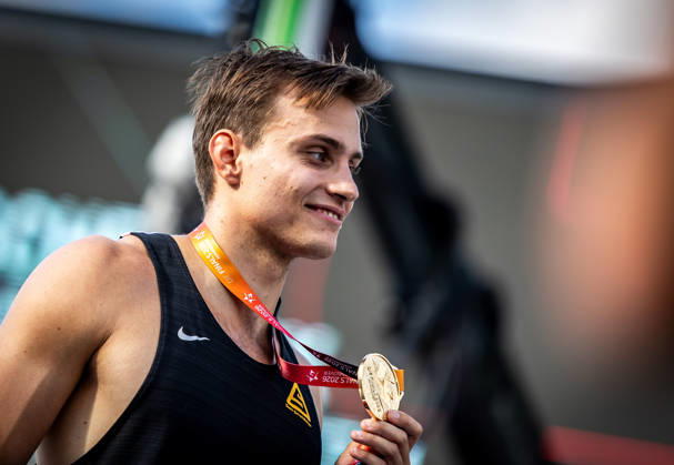 Deutsche Leichtathletik-Meisterschaften Stabhochsprung Männer; Hannover, 23.07.2026 Freut sich über die Goldmedaille: Marec Metzger (TSV Gräfelfing); Deutsche Leichtathletik-Meisterschaften Stabhochsprung Männer am 23.07.2026 auf dem Opernplatz in Hannover (Niedersachsen). Copyright: xBEAUTIFULxSPORTS R.xSchmittx
