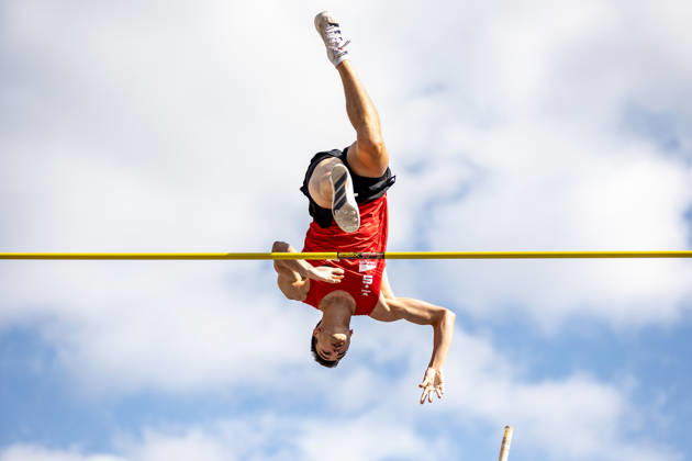 Deutsche Leichtathletik-Meisterschaften Stabhochsprung Männer; Hannover, 23.07.2026 Kopfstand: Gillian Ladwig (Schweriner SC) im Stabhochsprung; Deutsche Leichtathletik-Meisterschaften Stabhochsprung Männer am 23.07.2026 auf dem Opernplatz in Hannover (Niedersachsen). Copyright: xBEAUTIFULxSPORTS R.xSchmittx