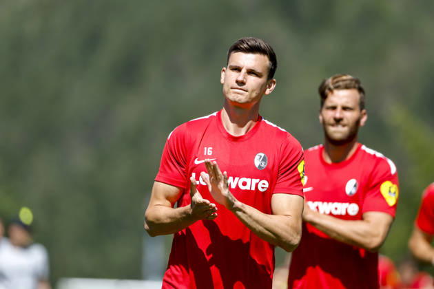 Yannik Engelhardt (SC Freiburg, 16) beim Aufwärmen vor Spielbeginn , Österreich, Fussball, Testspiel, 2026 2027, SC Freiburg vs. Derby County, 24.07.2026, Imst Velly Arena Österreich Copyright: xGrantxHubbsx