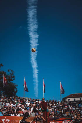 Beachvolleyball Frauen Allianz German Beach Club Finals Die Finals 2026 Hannover Eintracht Spontent vs. Berlin Reciycling Volleys 24.07.2026 Der Ball in der Luft vor einer Spur eines Flugzeugs Hannover Opernplatz Niedersachsen Deutschland