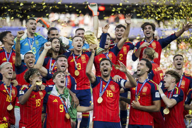Spain v Argentina - FIFA World Cup, WM, Weltmeisterschaft, Fussball 2026 Rodri of Spain lifts the trophy as teammates celebrate during the award ceremony following the FIFA World Cup 2026 final football match between Spain and Argentina. Spain won 1-0 over Argentina after extra time. East Rutherford United States Copyright: xNicolòxCampox
