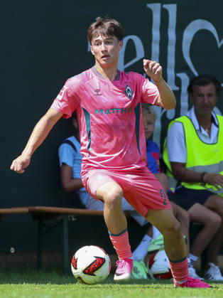 Patrice Covic (Werder Bremen) kontrolliert den Ball, Friendly match, Werder Bremen v VfL Bochum, Parkstadion am 25. July 2026 in Zell am Ziller, Österreich. (Foto von Marco Steinbrenner DeFodi Images) Patrice Covic (Werder Bremen) controls the ball, Friendly match, Werder Bremen v VfL Bochum, Parkstadion, July 25, 2026 in Zell am Ziller, Austria. (Photo by Marco Steinbrenner DeFodi Images) -