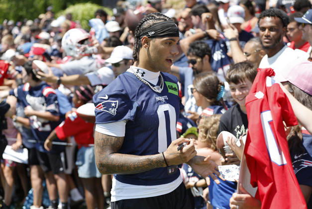 July 26, 2026; Foxborough, MA, USA; New England Patriots cornerback Christian Gonzalez (0) sign autographs during Patriots training camp at Gillette Stadium. CSM NFL, American Football Herren, USA 2026: Patriots Training Camp JUL 26 - ZUMAc04_ 20260726_zma_c04_132 Copyright: xAnthonyxNesmithx