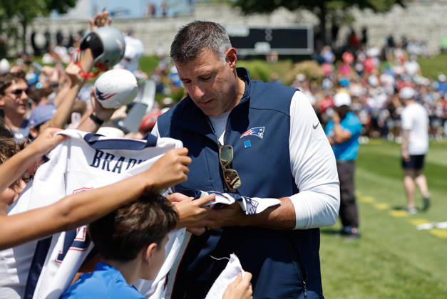 July 26, 2026; Foxborough, MA, USA; New England Patriots head coach Mike Vrabel sign autographs during Patriots training camp at Gillette Stadium. CSM NFL, American Football Herren, USA 2026: Patriots Training Camp JUL 26 - ZUMAc04_ 20260726_zma_c04_133 Copyright: xAnthonyxNesmithx