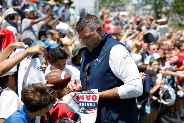 July 26, 2026; Foxborough, MA, USA; New England Patriots head coach Mike Vrabel sign autographs during Patriots training camp at Gillette Stadium. CSM NFL, American Football Herren, USA 2026: Patriots Training Camp JUL 26 - ZUMAc04_ 20260726_zma_c04_143 Copyright: xAnthonyxNesmithx