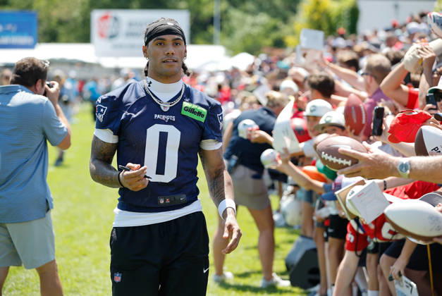 July 26, 2026; Foxborough, MA, USA; New England Patriots cornerback Christian Gonzalez (0) sign autographs during Patriots training camp at Gillette Stadium. CSM NFL, American Football Herren, USA 2026: Patriots Training Camp JUL 26 - ZUMAc04_ 20260726_zma_c04_145 Copyright: xAnthonyxNesmithx