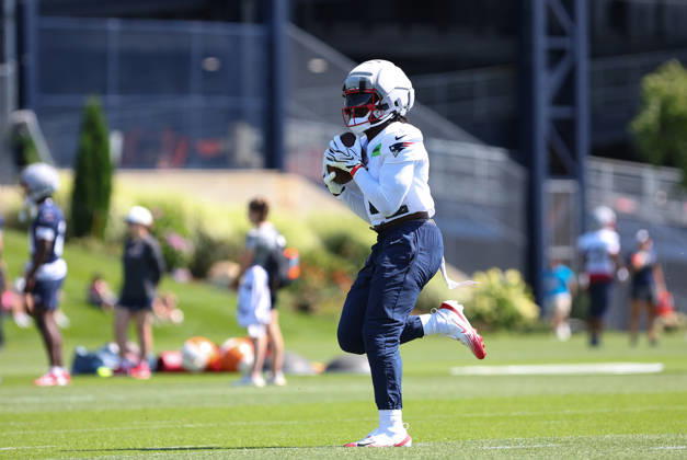 July 26, 2026; Foxborough, MA, USA; New England Patriots wide receiver A.J. Brown (1) makes a catch during Patriots training camp at Gillette Stadium. CSM NFL, American Football Herren, USA 2026: Patriots Training Camp JUL 26 - ZUMAc04_ 20260726_zma_c04_151 Copyright: xAnthonyxNesmithx