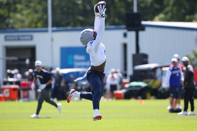 July 26, 2026; Foxborough, MA, USA; New England Patriots wide receiver A.J. Brown (1) makes a catch during Patriots training camp at Gillette Stadium. CSM NFL, American Football Herren, USA 2026: Patriots Training Camp JUL 26 - ZUMAc04_ 20260726_zma_c04_161 Copyright: xAnthonyxNesmithx