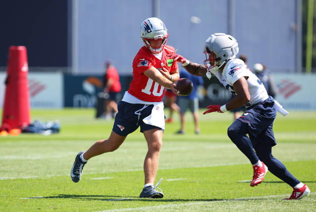 July 26, 2026; Foxborough, MA, USA; New England Patriots quarterback Drake Maye (10) hands off to New England Patriots running back Treveyon Henderson (32) during Patriots training camp at Gillette Stadium. CSM NFL, American Football Herren, USA 2026: Patriots Training Camp JUL 26 - ZUMAc04_ 20260726_zma_c04_163 Copyright: xAnthonyxNesmithx