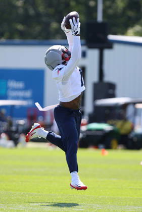 July 26, 2026; Foxborough, MA, USA; New England Patriots wide receiver A.J. Brown (1) makes a catch during Patriots training camp at Gillette Stadium. CSM NFL, American Football Herren, USA 2026: Patriots Training Camp JUL 26 - ZUMAc04_ 20260726_zma_c04_169 Copyright: xAnthonyxNesmithx
