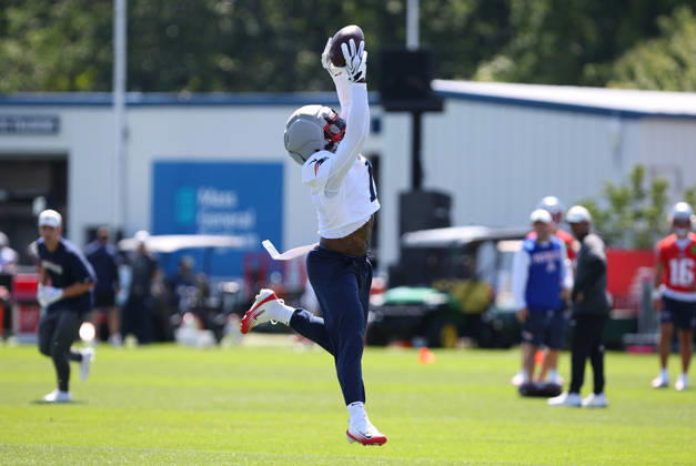 July 26, 2026; Foxborough, MA, USA; New England Patriots wide receiver A.J. Brown (1) makes a catch during Patriots training camp at Gillette Stadium. CSM NFL, American Football Herren, USA 2026: Patriots Training Camp JUL 26 - ZUMAc04_ 20260726_zma_c04_173 Copyright: xAnthonyxNesmithx