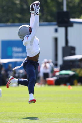 July 26, 2026; Foxborough, MA, USA; New England Patriots wide receiver A.J. Brown (1) makes a catch during Patriots training camp at Gillette Stadium. CSM NFL, American Football Herren, USA 2026: Patriots Training Camp JUL 26 - ZUMAc04_ 20260726_zma_c04_174 Copyright: xAnthonyxNesmithx