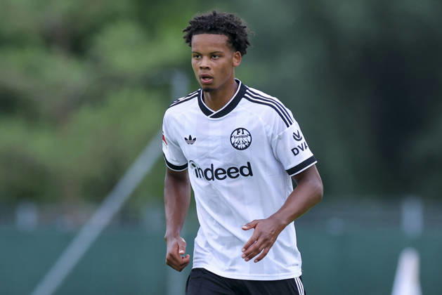 Julian Etse (Eintracht Frankfurt) schaut waehrend des Freundschaftsspiels zwischen Trabzonspor und Eintracht Frankfurt, SAK-Sportanlage Nonntal am 26. July 2026 in Salzburg, Österreich. (Foto von Marco Steinbrenner DeFodi Images) +++ Julian Etse (Eintracht Frankfurt) looks on during the Friendly match between Trabzonspor and Eintracht Frankfurt at SAK-Sportanlage Nonntal on July 26, 2026 in Salzburg, Austria. (Photo by Marco Steinbrenner DeFodi Images) -