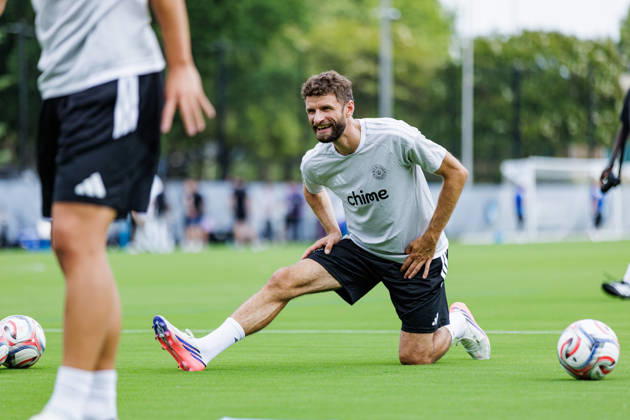 CHARLOTTE, NORTH CAROLINA - JULY 27, 2026: Thomas Müller of the MLS, Fussball Herren, USA All-Stars stretching during the 2026 MLS All-Star training at the Atrium Health Performance Park in Charlotte, North Carolina. (Photo by Dennis Rojas Di Sports Photo Agency) Charlotte Atrium Health Performance Park North Carolina Copyright: xDennisxRojasx