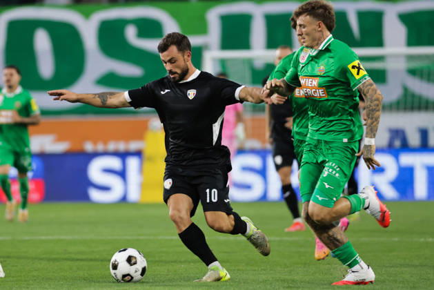 SOCCER - UEFA ECL, Rapid vs Coloma VIENNA,AUSTRIA,29.JUL.26 - SOCCER - UEFA Conference League, qualification, SK Rapid Wien vs FC Santa Coloma. Image shows Guillaume Lopez (Coloma) and Bendeguz Bolla (Rapid). GEPAxpictures xDavidxBitzan