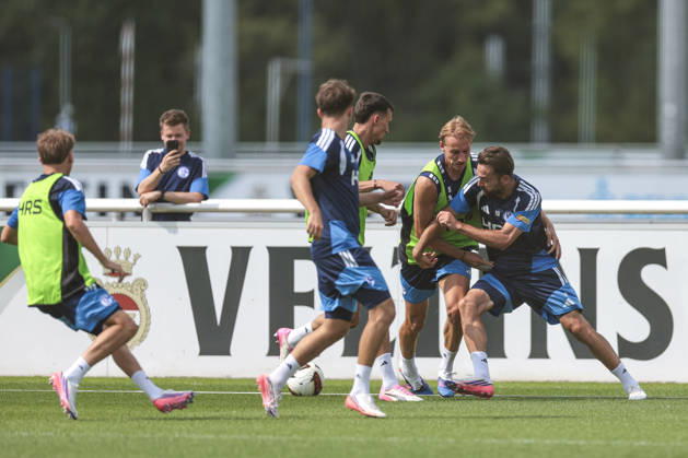 30.07.2026, Fussball, Training des FC Schalke 04. v. l. Timo Becker (FC Schalke 04), Kenan Karaman (FC Schalke 04). Gelsenkirchen Trainingsgelände FC Schalke 04 NRW Deutschland xRHR-FOTO YYx Copyright: RHR-FOTOx RHR-FOTO YY