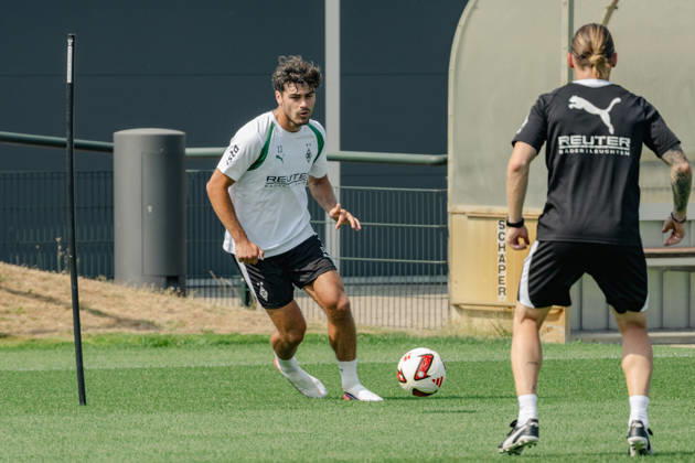 Giovanni Reyna (Borussia Moenchengladbach, 13) spielt den Ball Eugen Polanski (Borussia Moenchengladbach, Trainer) zu. Oeffentliches Training Borussia Moenchengladbach auf dem Trainingsgelaende am ista-Borussia Park, 1. Bundesliga, Fussball, Saison 2026 2027, 30.07.2026 oeffentliches Training Borussia Moenchengladbach, 1. Bundesliga, Saison 2026 2027, 30.07.2026 Moenchengladbach Copyright: xEibner-Pressefoto ThomasxHaeslerx EP_THR
