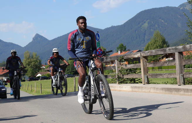 28.07.2026, FC Bayern Muenchen, Trainingslager am Tegernsee , Fussball, im Bild: Bara Sapoko Ndiaye (FC Bayern Muenchen), Wisdom Mike (FC Bayern Muenchen) und Alphons Davies (FC Bayern Muenchen)
