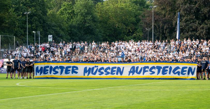 Sport Bilder des Tages Fussball, Herren, Saison 2026 2027, Regionalliga Nordost (2. Spieltag), SV Babelsberg 03 - FC Carl Zeiss Jena, Fans von Jena (im Bild) und Babelsberg demonstrierten vor dem Spiel für eine Aufstiegsreform für die Regionalligen, Meister müssen aufsteigen, Kompassmodell jetzt !, 31.07. 2026, Copyright: xMatthiasxKochx