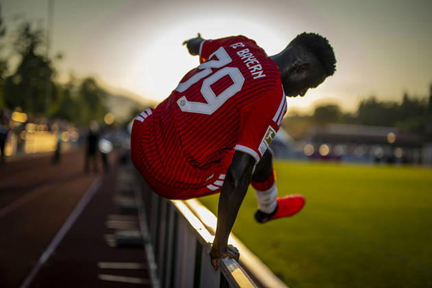 30.07.2026, Fussball Bundesliga 2026 2027, Trainingslager FC Bayern München in Rottach-Egern am Tegernsee (Bayern). Testspiel FC Rottach Egern - FC Bayern München, Bara Sapoko Ndiaye (Bayern München) klettert über die Bande
