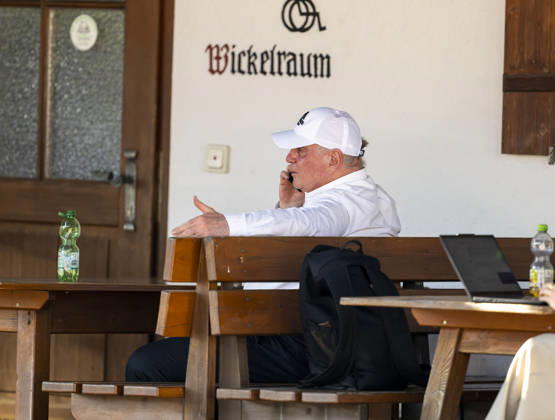 30.07.2026, Fussball Bundesliga 2026 2027, Trainingslager FC Bayern München in Rottach-Egern am Tegernsee (Bayern). Testspiel FC Rottach Egern - FC Bayern München, Ehren-Präsident Uli Hoeneß (FC Bayern München, Hoeness) telefoniert