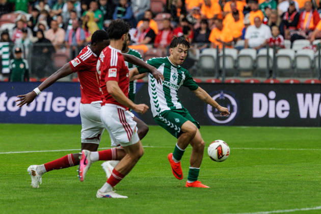 01.08.2026, GER, Testspiel, Saison 2026 2027), FC Energie Cottbus - SV Werder Bremen. Patrice ÄaoviÄ‡ Patrice Covic (SV Werder Bremen 24) im Zweikampf gegen Dominik Pelivan (FC Energie Cottbus 5) Cottbus Stadion der Freundschaft Brandenburg Deutschland Copyright: xnordphotoxGmbHx xTrienitzx