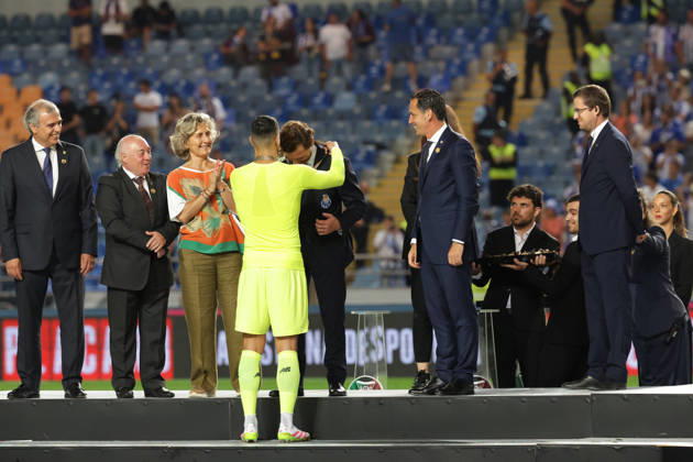 Supertaça Portugal Estadio Cidade de Coimbra, August 01, 2026, Coimbra v.l. Goalkeeper Diogo Costa (FC Porto) entraga a Medalha de ouro ao presidente do Porto Villas Boas Coimbra Estádio Cidade de Coimbra Coimbra Portugal Copyright: xFernandoxSoaresx